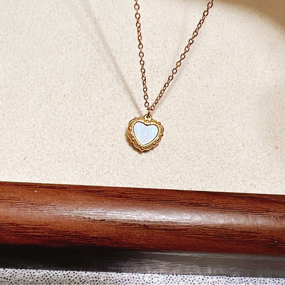 Stainless steel , real mother of pearl gold heart 💛 necklace - Picture 6 of 8